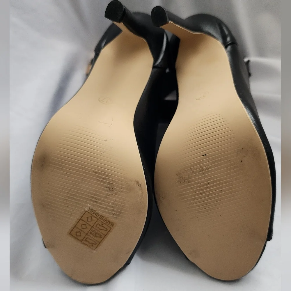 Elegant Black Peep-Toe Heels - Picture 4 of 4